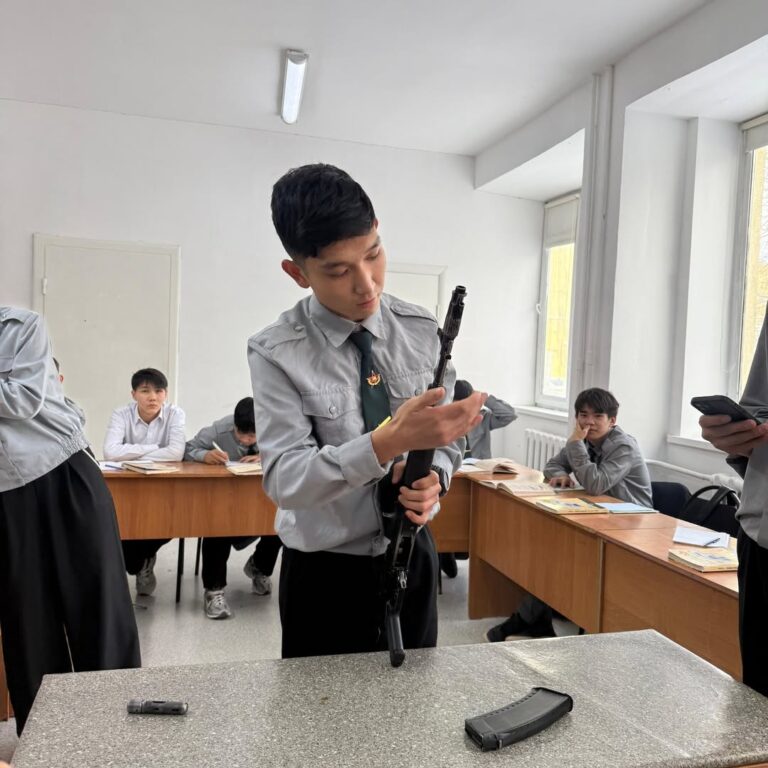 Подробнее о статье Калашников автоматын жартылай бөлшектеу және жинақтау. 